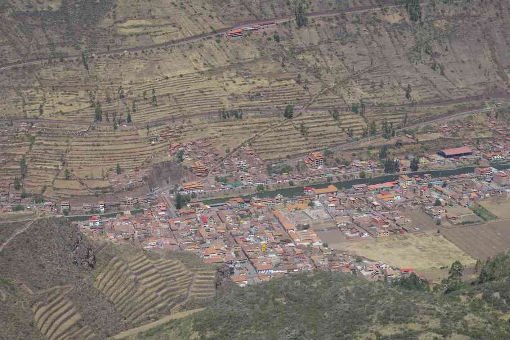 Visite du site archéologique de Pisac. Vue sur le Pisac moderne dans la vallée du rio Vilcanota/Urubamba, le 13 août 2024