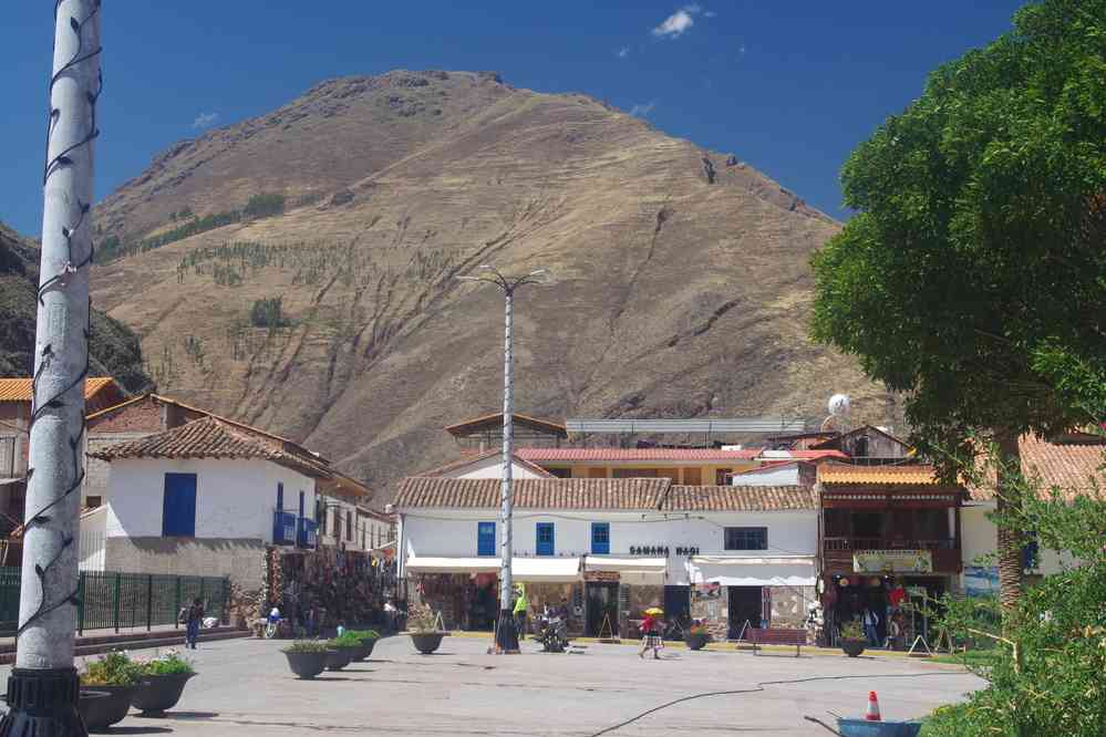 Séance lèche-vitrines dans le village moderne de Pisac, le 13 août 2024