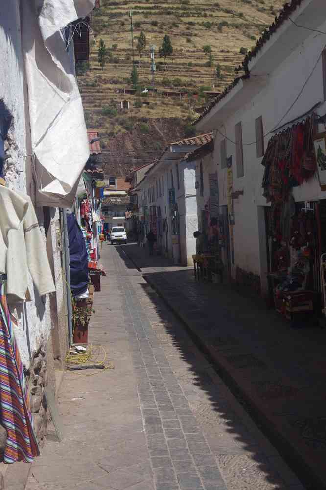 Séance lèche-vitrines dans le village moderne de Pisac, le 13 août 2024
