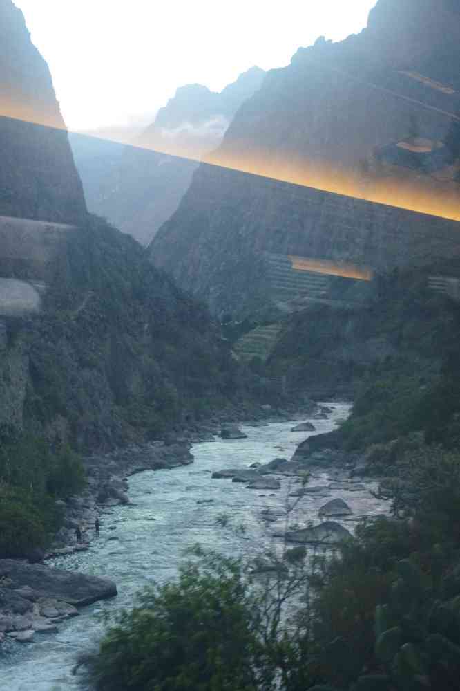 Depuis le train vers Aguas Calientes. Le rio Urubamba (en amont du barrage), le 13 août 2024