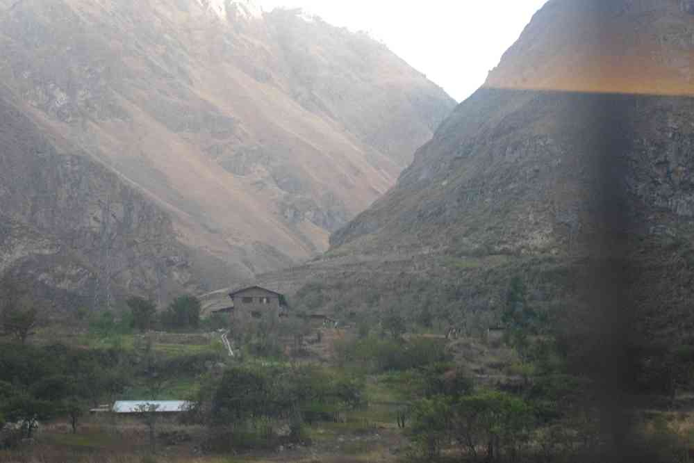 Depuis le train vers Aguas Calientes. On peut apercevoir des terrasses incas, le 13 août 2024