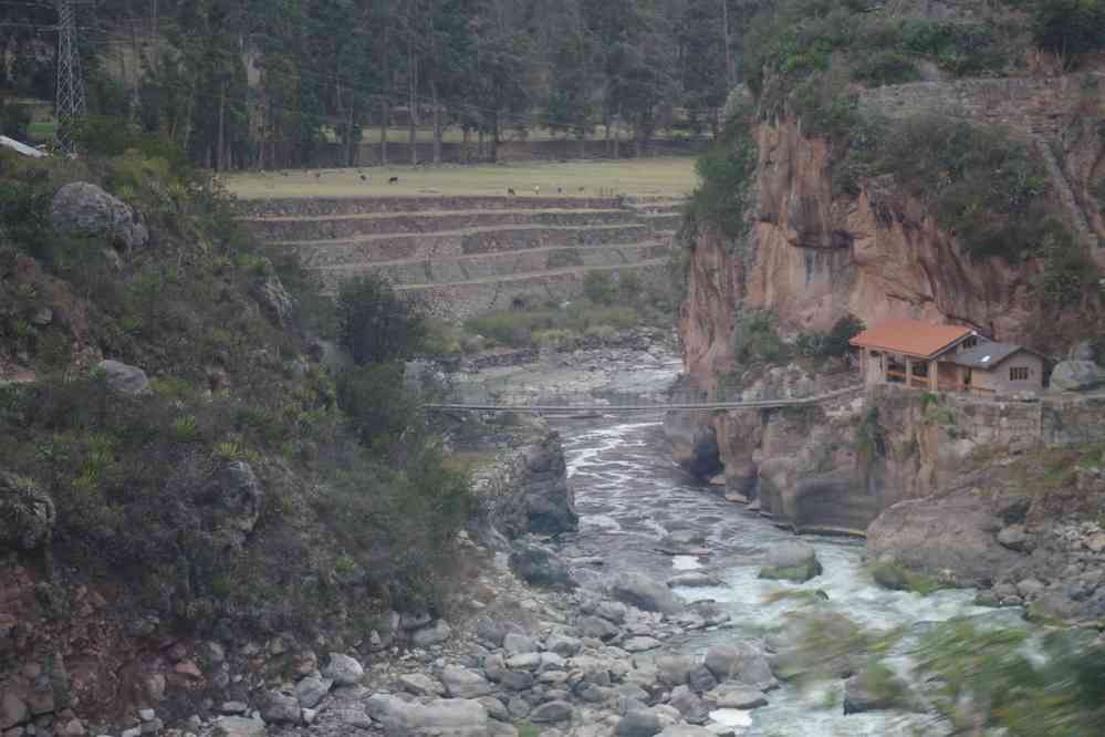 Depuis le train vers Aguas Calientes. Pont suspendu et terrasses incas, le 13 août 2024