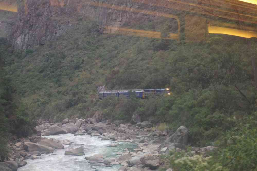 Depuis le train vers Aguas Calientes, le 13 août 2024. Nous croisons un autre train