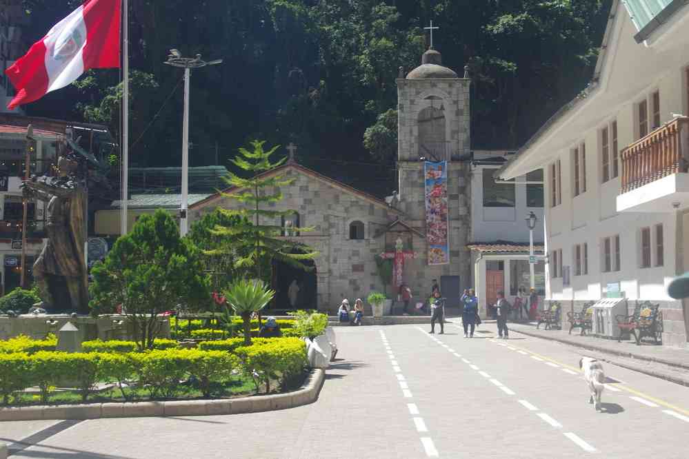 La place centrale et l’église d’Aguas Calientes, le 14 août 2024