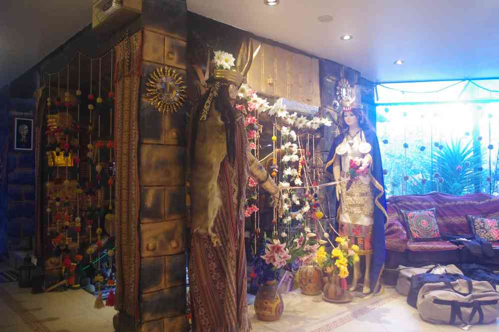 Décoration kitsch de notre hall d’hôtel à Ollantaytambo, le 15 août 2024