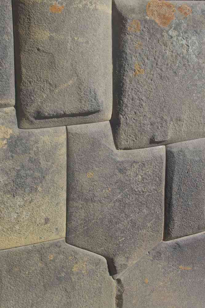 Visite du site archéologique d’Ollantaytambo. Pierre octogonale, le 15 août 2024