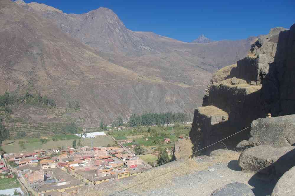 Visite du site archéologique d’Ollantaytambo, le 15 août 2024. Sur l’autre versant de la vallée sacrée, la carrière d’où fut acheminé le granite dont est bâti le site