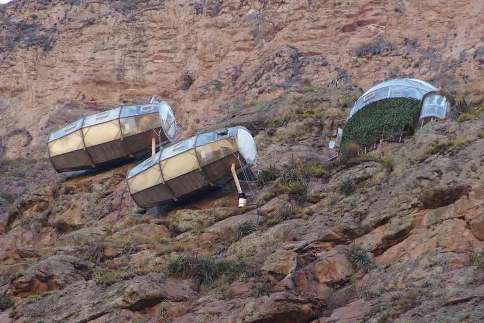Ces étranges boîtes dans la falaise servent à loger des touristes !, le 15 août 2024. Montée en via ferrata et descente en tyrolienne. Description sur www.naturavive.com (je ne suis pas intéressé)