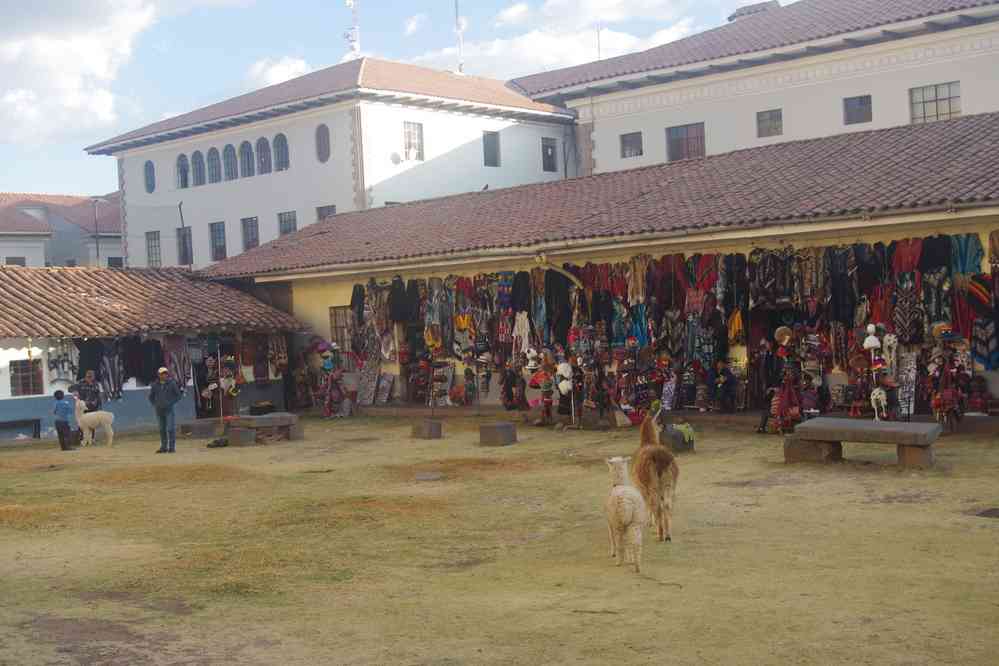 Cuzco, cour intérieur rassemblant des boutiques de souvenirs. Elle se trouve Calle Loreto, le 15 août 2024