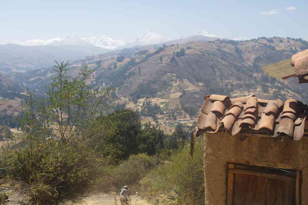 Environs de Huaraz ; randonnée en cordillère Noire. De gauche à droite : dans les nuages, le Nevado San Juan 5843 m ; le Huamashraju 5434 m (sommet plus en avant et moins glaciaire) ; le Nevado Huantsán 6369 m (en arrière) ; le Nevado Cashan 5716 m ; et enfin le Shacsha 5703 m, le 17 août 2024