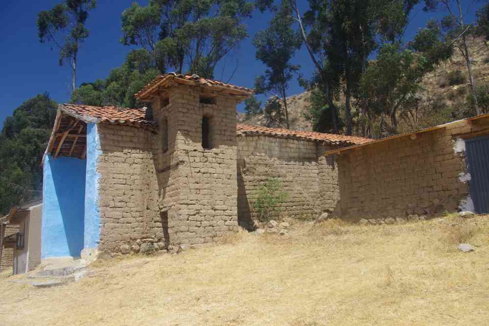Environs de Huaraz ; randonnée en cordillère Noire. Église en pisé, le 17 août 2024