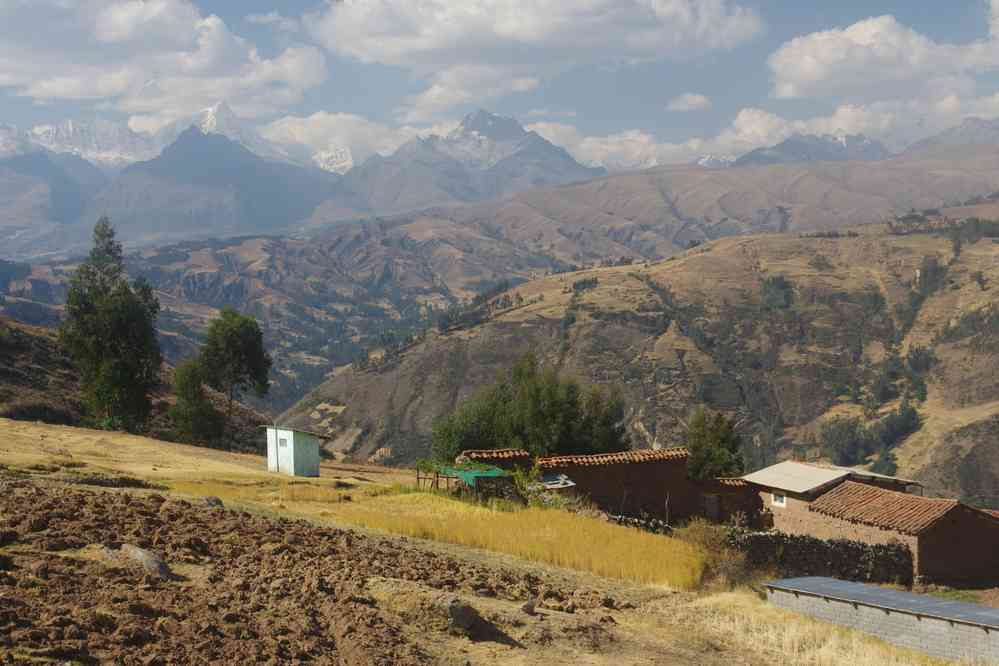 Environs de Huaraz ; randonnée en cordillère Noire, le 17 août 2024. Redescente du lac Wilcacocha ; à gauche Ocshapalca 5888 m (large barre rocheuse), puis le Ranrapalca 6162 m ; en arrière et dans les nuages, le Tocllaraju 6034 m ; puis (en avant et au centre de la photo) le Churup 5493 m (randonnée du lendemain). Les autres montagnes sont masquées par les nuages