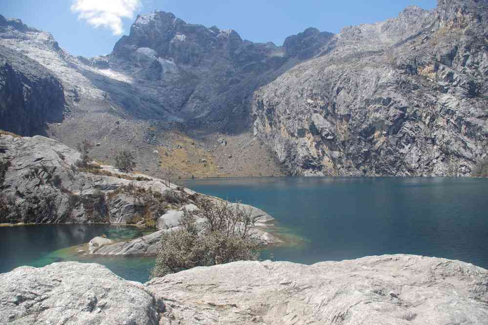 Laguna Churup env. 4450 m ; derrière le sommet éponyme 5493 m, le 18 août 2024