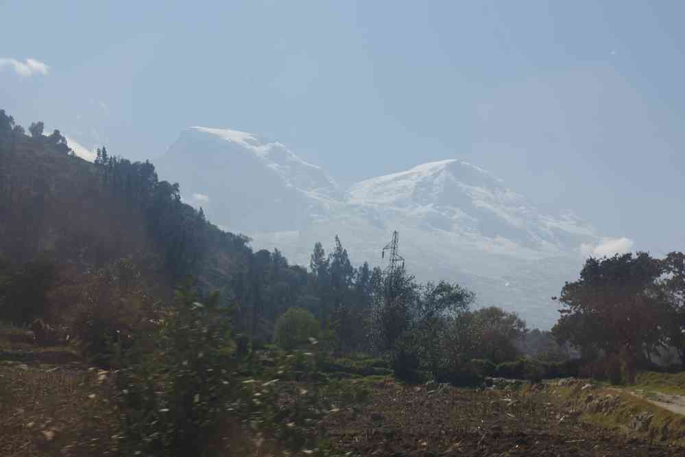 Les deux sommets du Huascarán (6768 m), photographiés depuis le véhicule aux abords de la ville de Yungay, le 19 août 2024