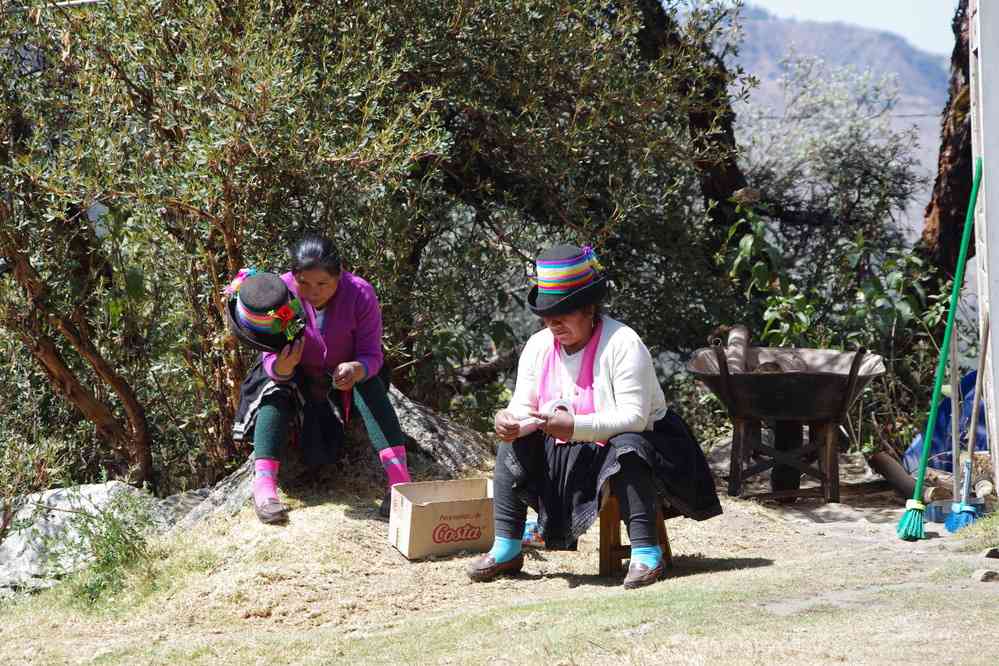 Les dames pipi du poste de garde du parc du Huascarán. Un sol les trois feuilles ! (19 août 2024)