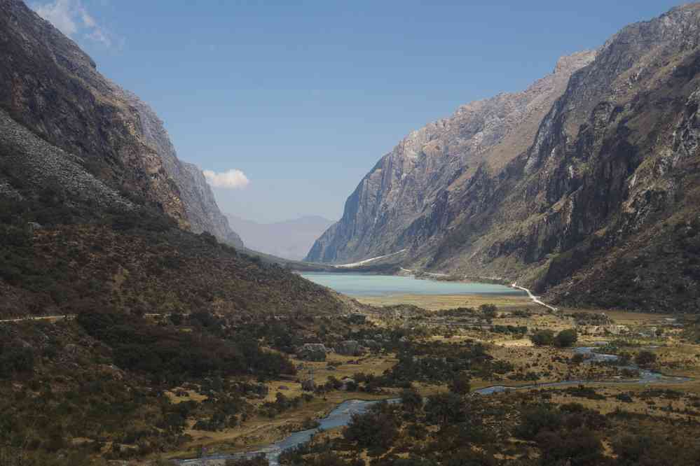 Lac de Llanganuco supérieur. Point de départ de la marche vers le refuge du Pisco, le 19 août 2024