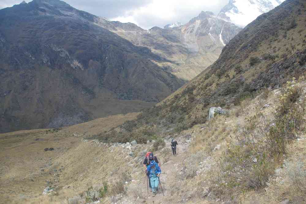 Marche en direction du refuge du Pisco, le 19 août 2024