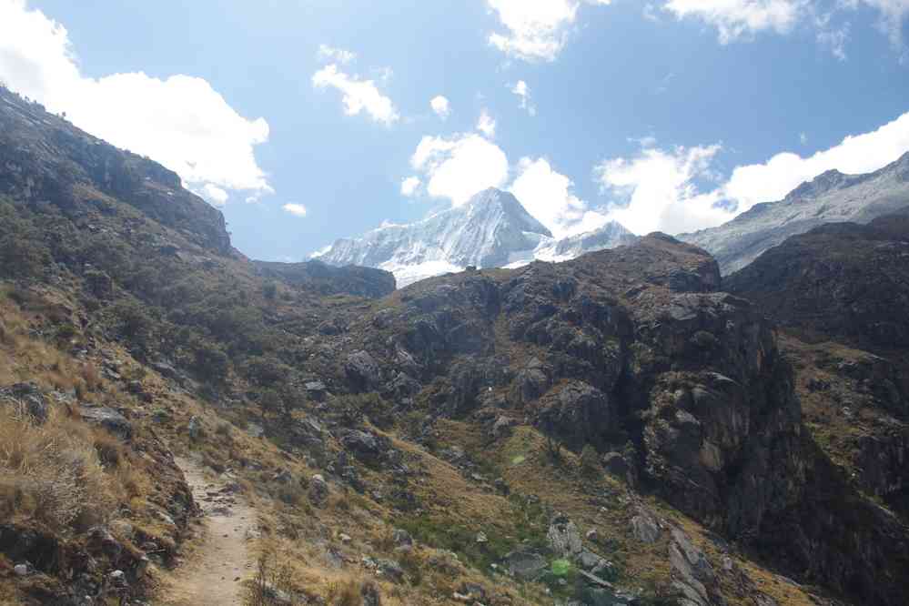 Marche en direction du refuge du Pisco. Vue sur le Nevado Pisco 5762 m, le 19 août 2024