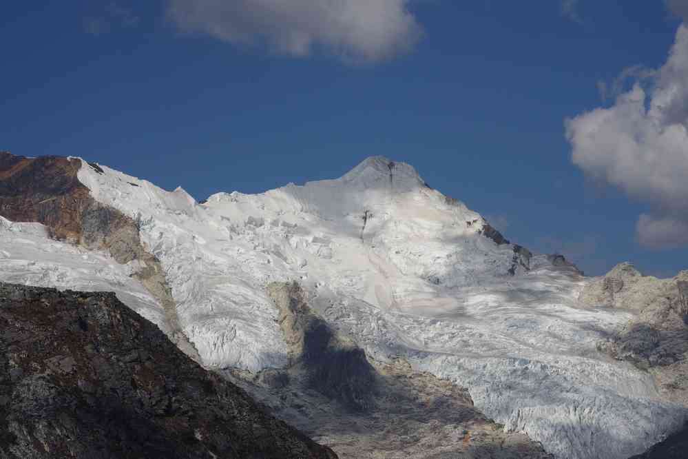 Marche en direction du refuge du Pisco, le 19 août 2024. Vue sur le Yanapaccha (5460 m)