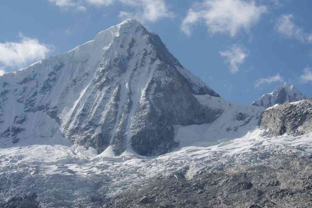 Marche en direction du refuge du Pisco, le 19 août 2024. Vue sur le Nevado Pisco 5762 m