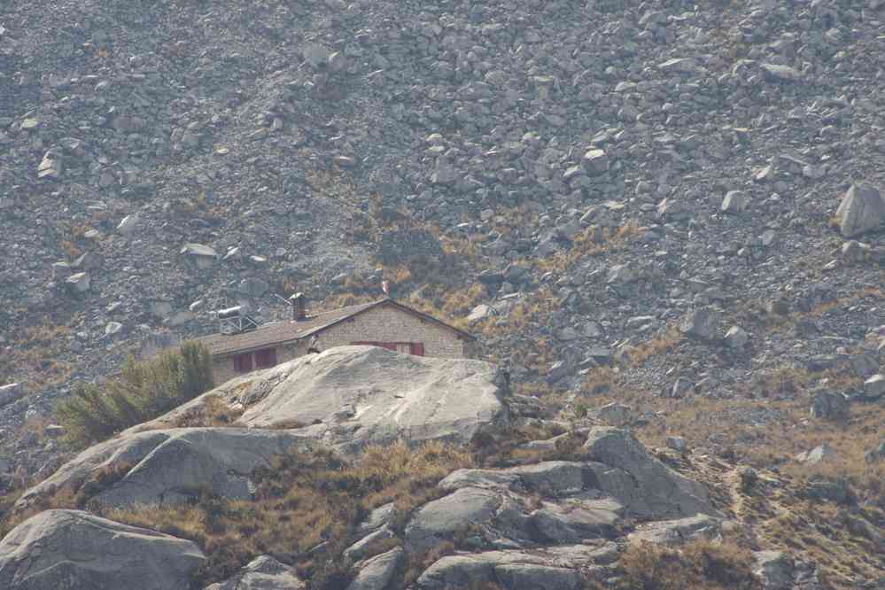 Arrivée au refuge du Pisco. Le drapeau n’est pas un drapeau suisse ! (19 août 2024)
