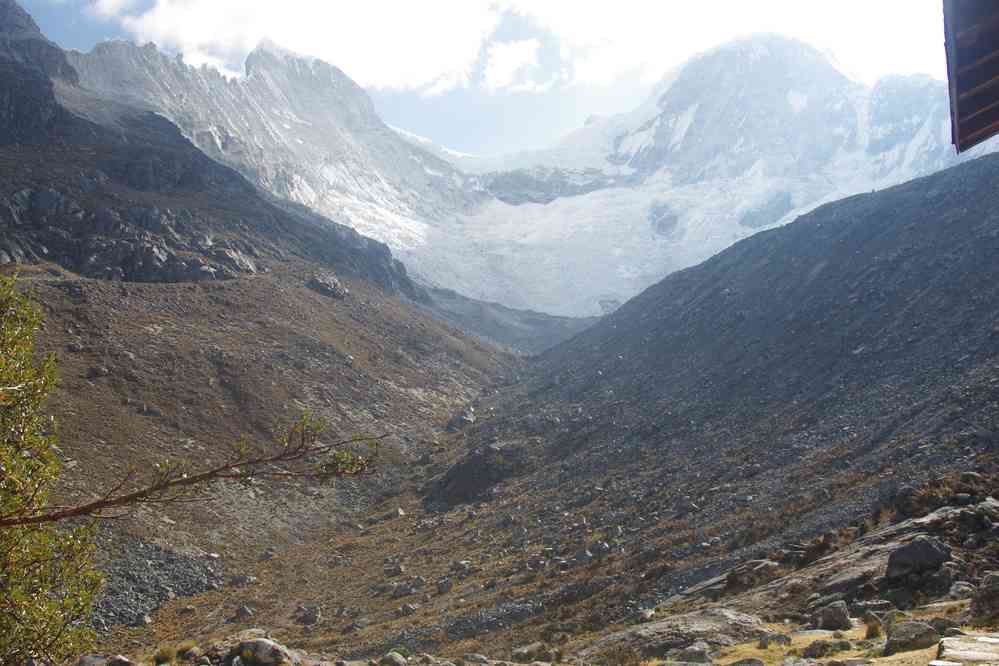 À droite le Huandoy 6395 m depuis le refuge du Pisco 4670 m, le 19 août 2024