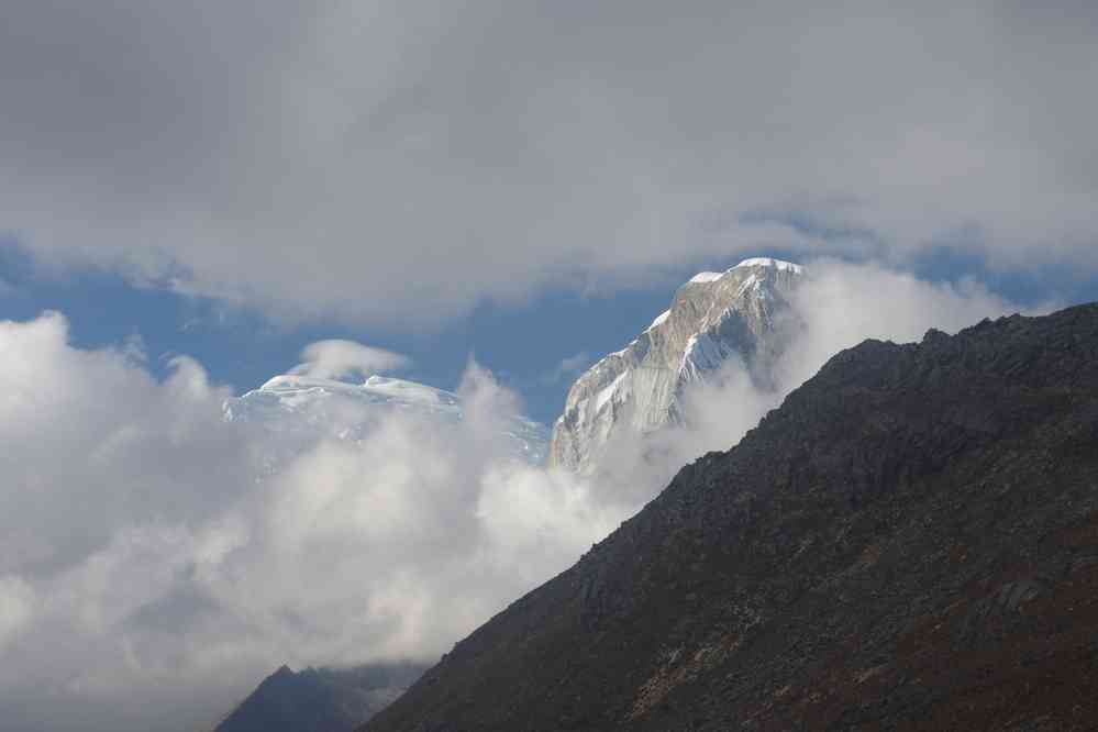 Quittant le refuge du Pisco au petit matin. Les sommets nord et sud du Huascarán, le 20 août 2024