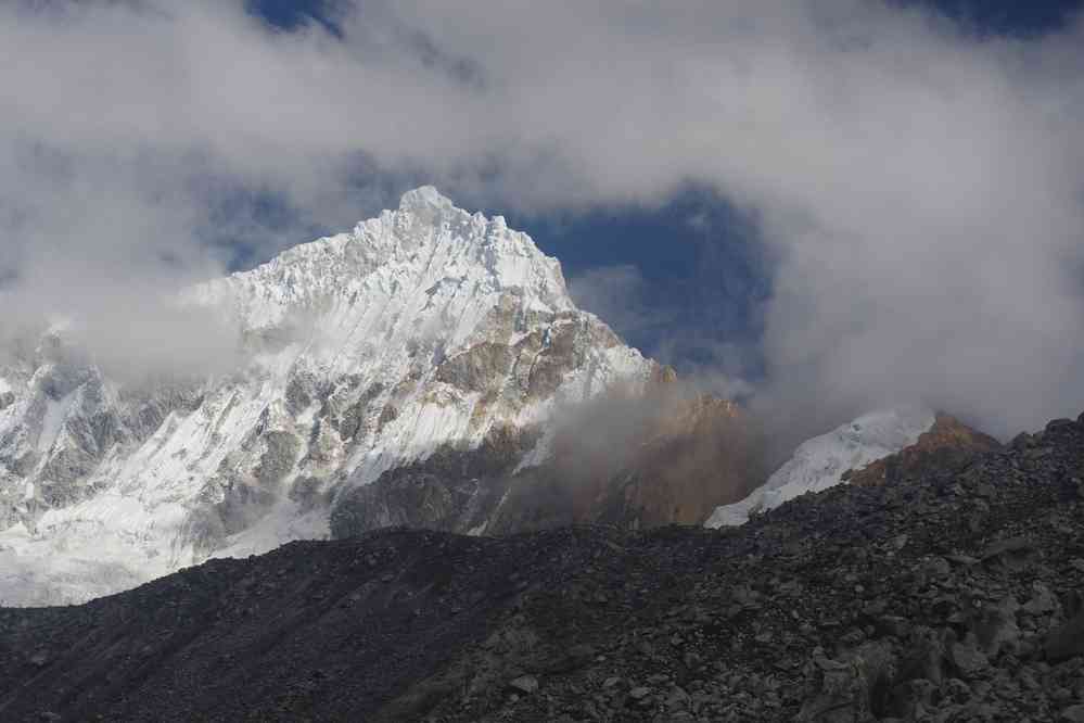 Quittant le refuge du Pisco au petit matin. Contrefort du Huandoy, le 20 août 2024