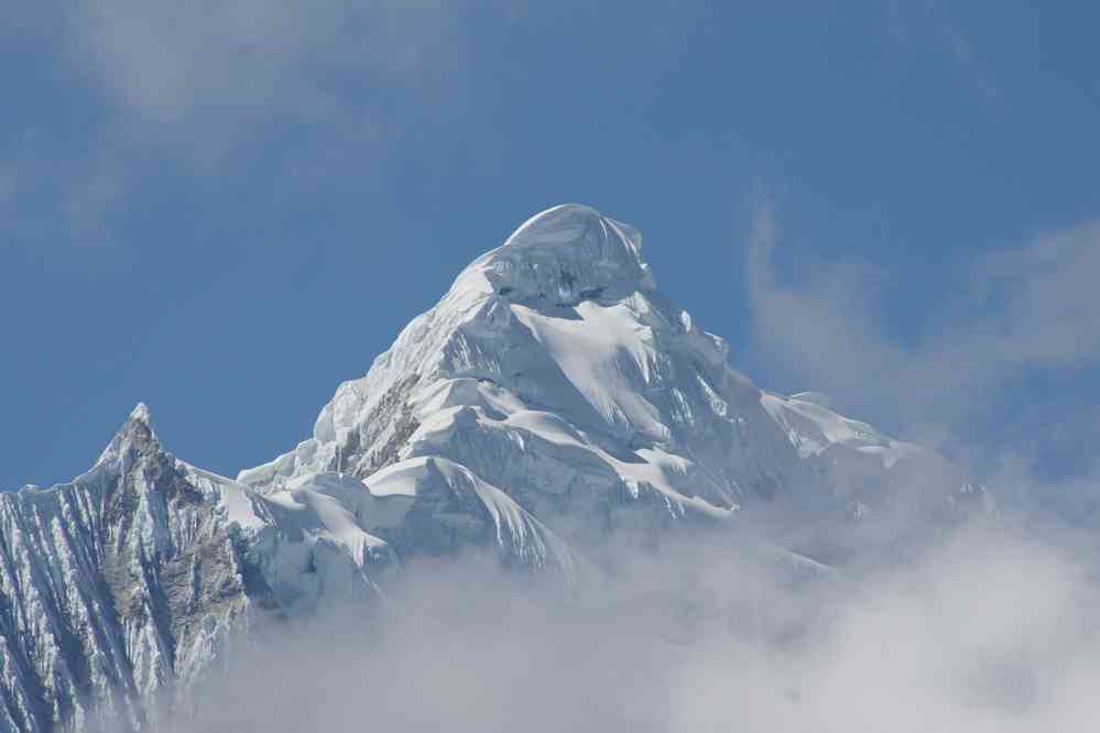 Traversée entre le refuge du Pisco et la laguna 69, le 20 août 2024. Le sommet du Chopicalqui (6354 m) photographié au téléobjectif
