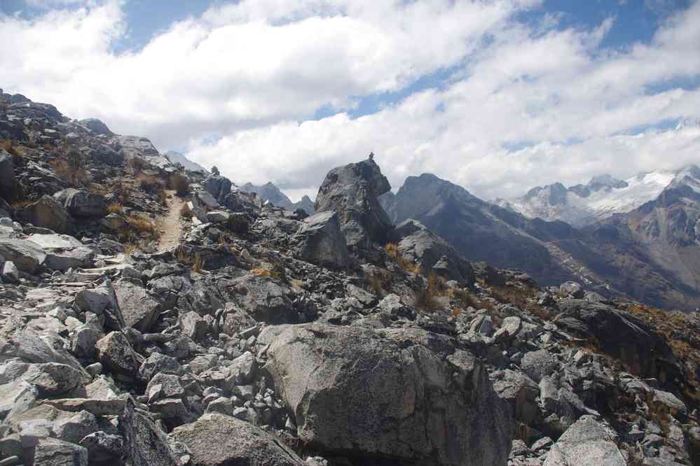 Traversée entre le refuge du Pisco et la laguna 69. À droite dans les nuages le Chopicalqui (6354 m), le 20 août 2024