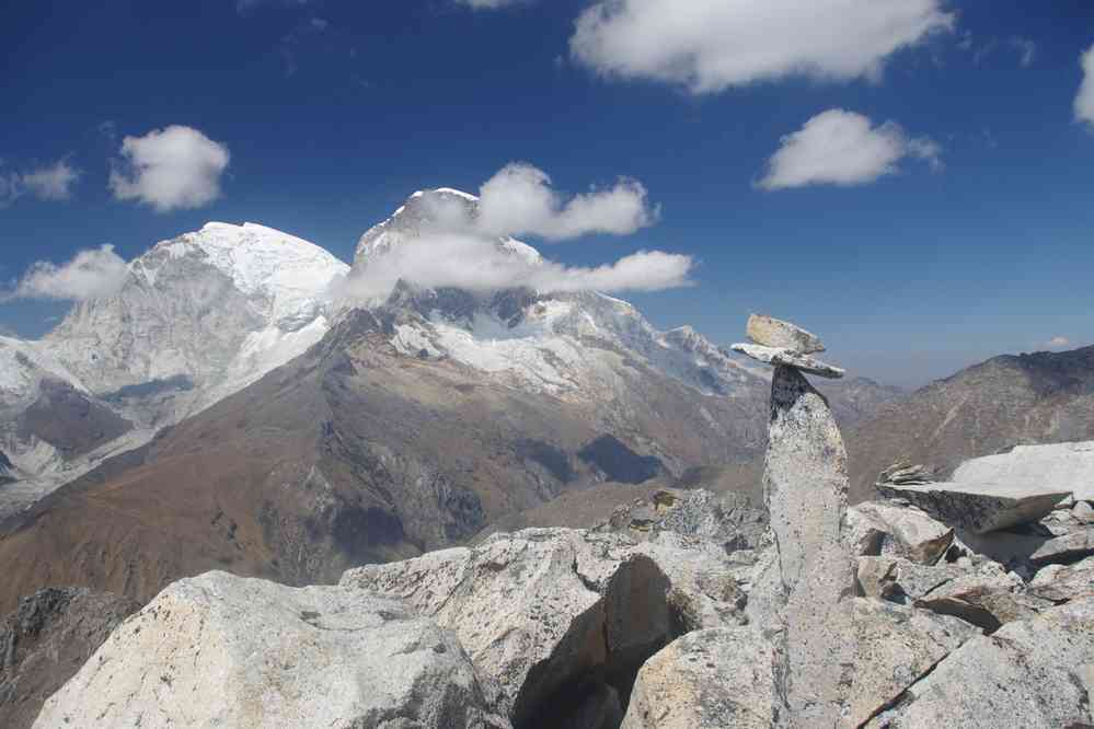 Traversée entre le refuge du Pisco et la laguna 69, le 20 août 2024. Vue sur les sommets sud et nord du Huascarán