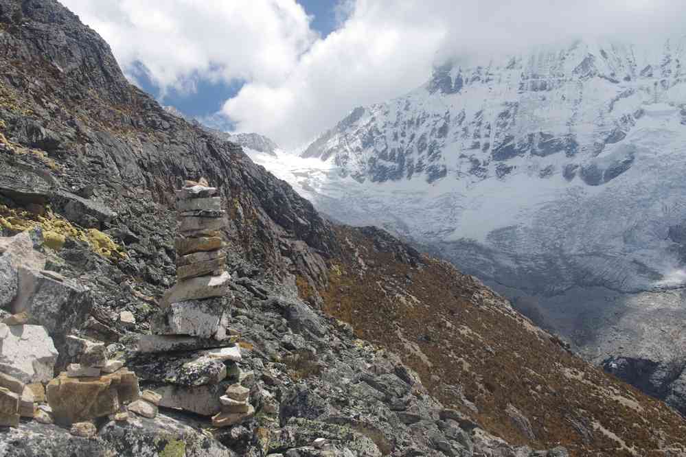 Traversée entre le refuge du Pisco et la laguna 69. Depuis la brèche (4875 m selon le GPS) : la paroi du Chacraraju dont le sommet restera invisible (le 20 août 2024)