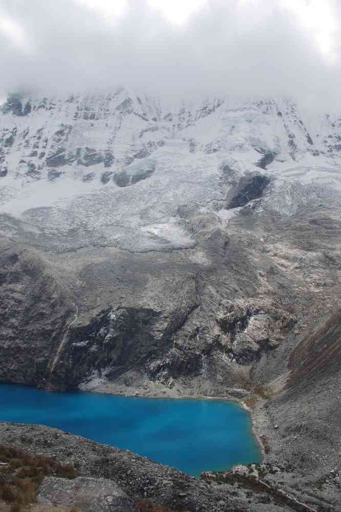 Traversée entre le refuge du Pisco et la laguna 69, le 20 août 2024. Arrivée à la laguna 69 (derrière la paroi du Chacraraju)