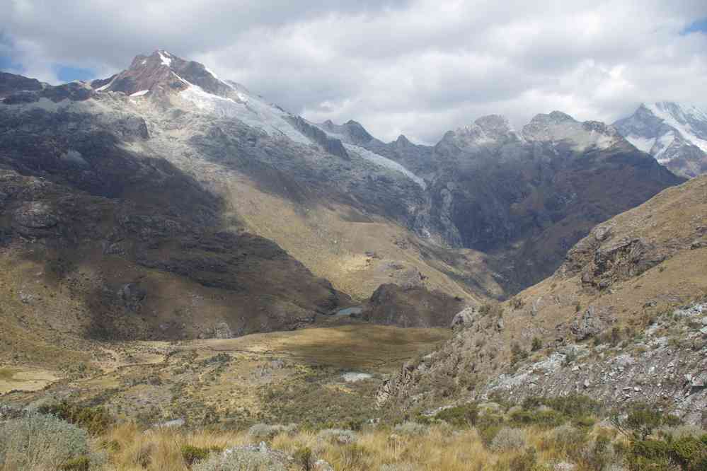 Début de descente depuis la laguna 69. Vue à gauche sur le Yanapaccha (5460 m), le 20 août 2024