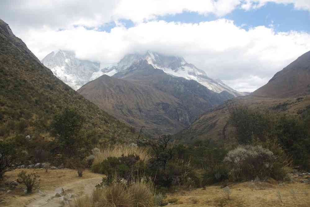 Descente depuis la laguna 69. Les deux sommets du Huascarán dans les nuages, le 20 août 2024