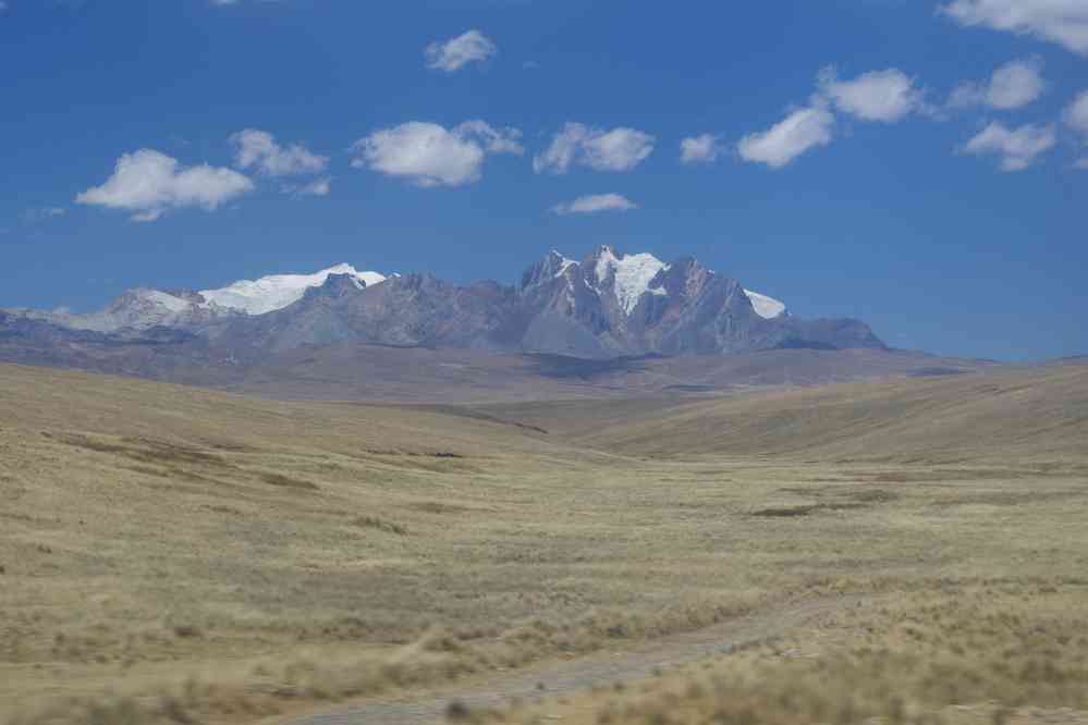 La cordillère Blanche photographiée une dernière fois depuis le bus. Massif du Caullaraju 5682 m, le 21 août 2024
