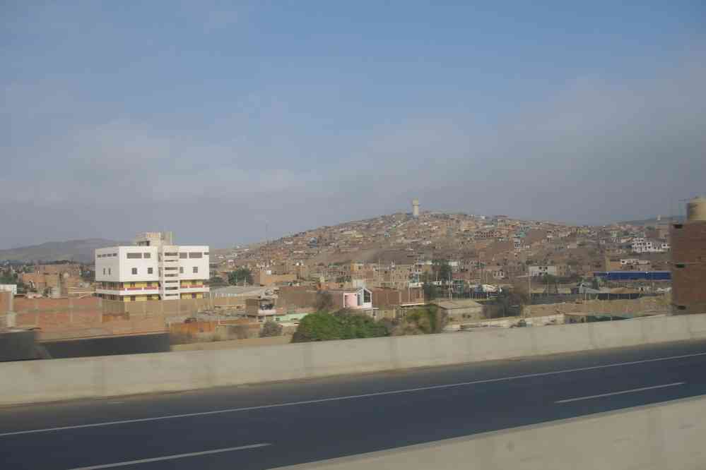 Route entre Huaraz et Lima. Cette ville du désert côtier s’appelle Huacho, le 21 août 2024