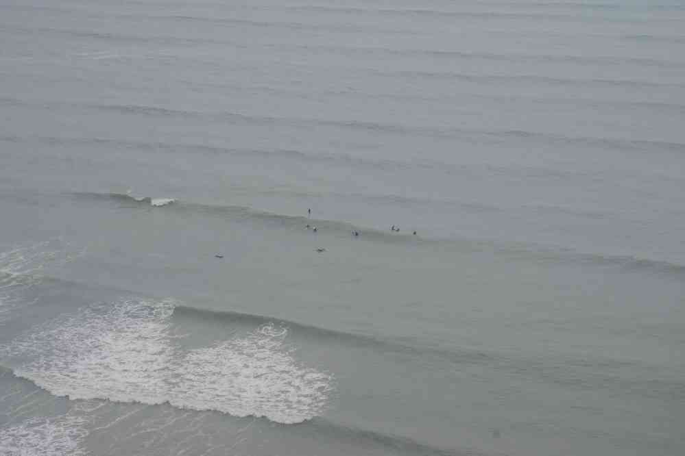 Surfeurs dans l’océan Pacifique, vus depuis Miraflores, le 22 août 2024