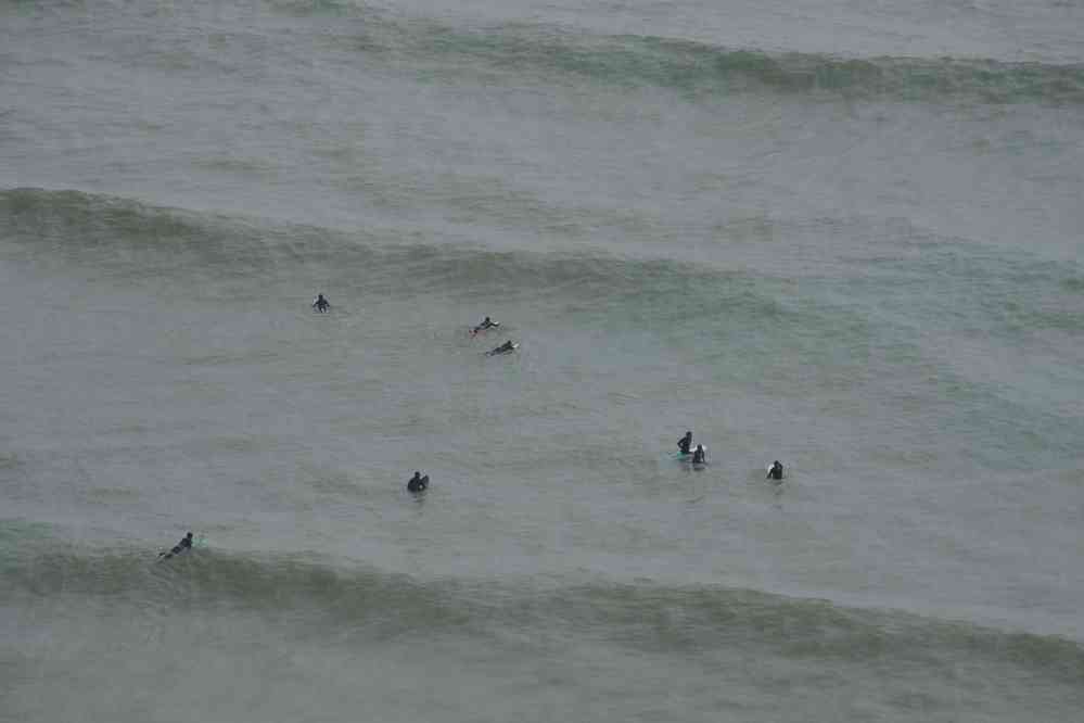 Surfeurs dans l’océan Pacifique, vus depuis Miraflores, le 22 août 2024