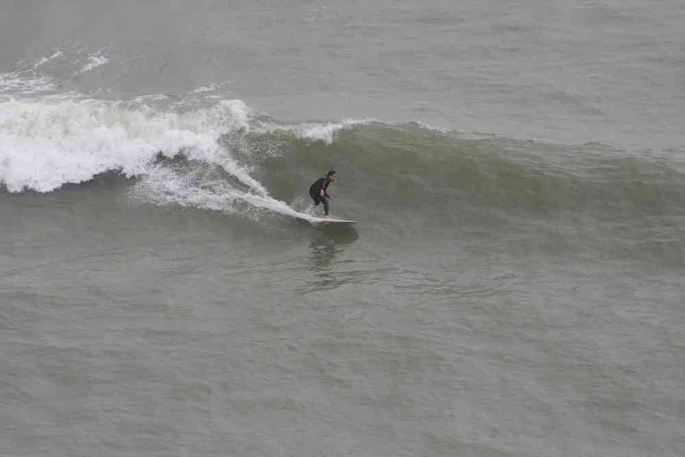 Surfeurs dans l’océan Pacifique, vus depuis Miraflores, le 22 août 2024