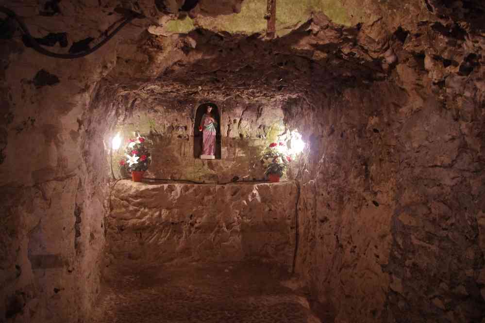 Cité souterraine de Naours. Chapelle aménagée par Ernest Danicourt, l’abbé du lieu qui redécouvrit la cité souterraine à la fin du XIXᵉ siècle. Le samedi 13 septembre 2025