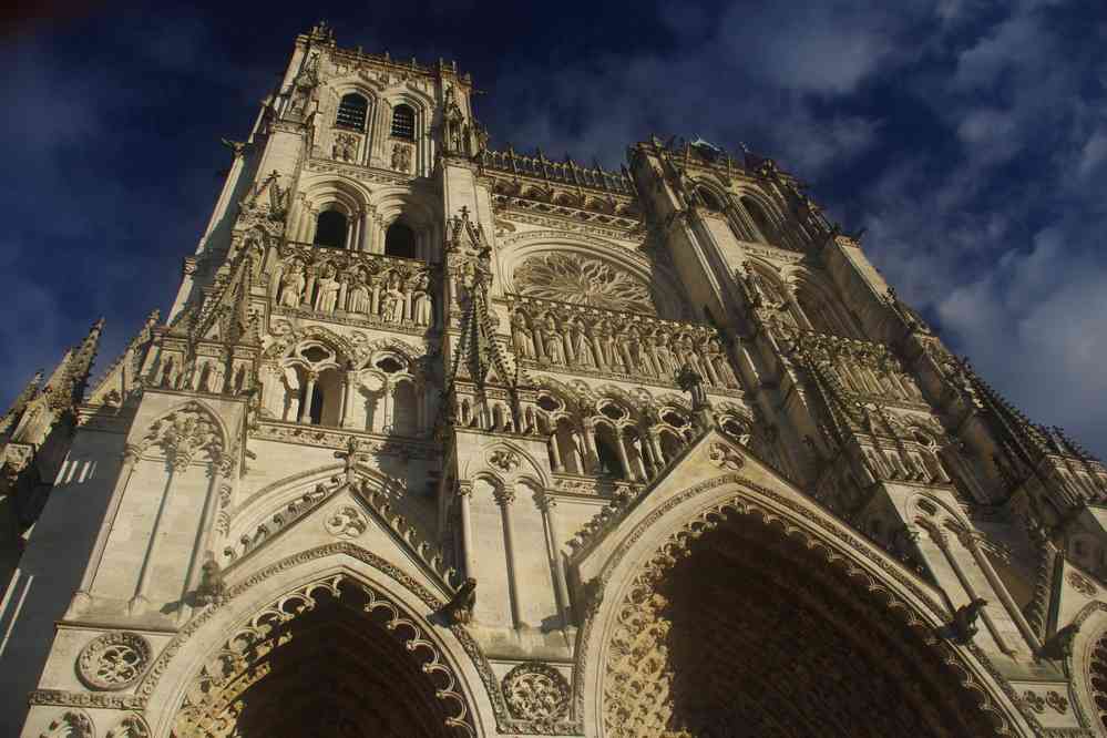 Cathédrale d’Amiens : façade. Contre toute attente, le soleil est revenu pendant que nous étions à l’intérieur ! Le samedi 13 septembre 2025