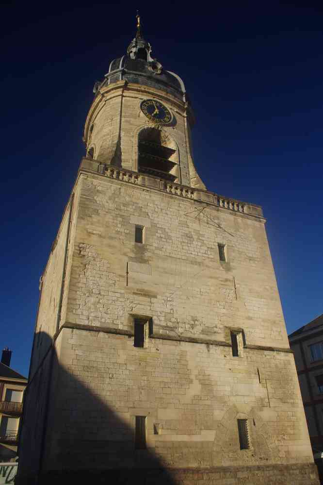 Amiens : le beffroi. Tour d’origine médiévale, plusieurs fois gravement endommagée, restaurée et inaugurée par Gilles de Robien à la fin du siècle dernier. Le samedi 13 septembre 2025