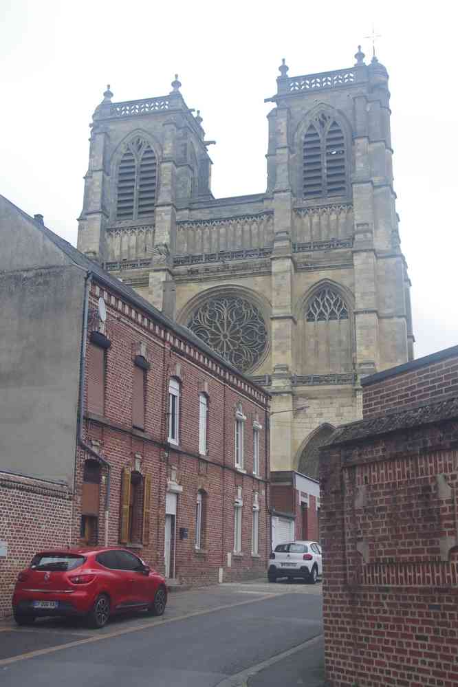 L’abbatiale Saint-Pierre de Corbie. Début du XVIᵉ siècle, et malheureusement fermée. Le dimanche 14 septembre 2025