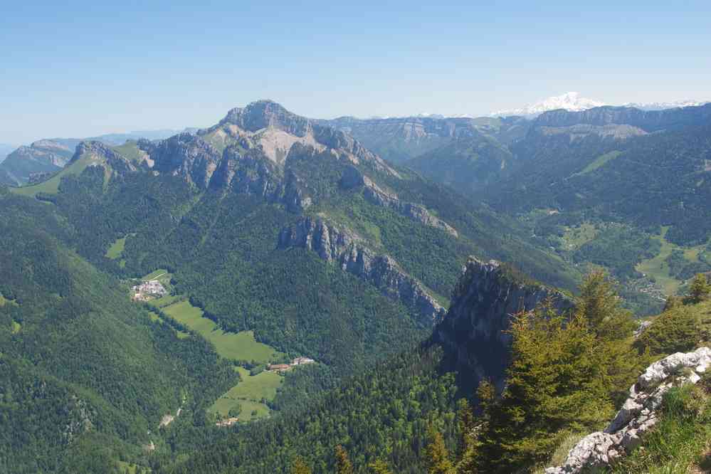 Charmant Som 1867 m. La Grande Chartreuse en contrebas et le mont Blanc à droite. Le vendredi 30 mai 2025