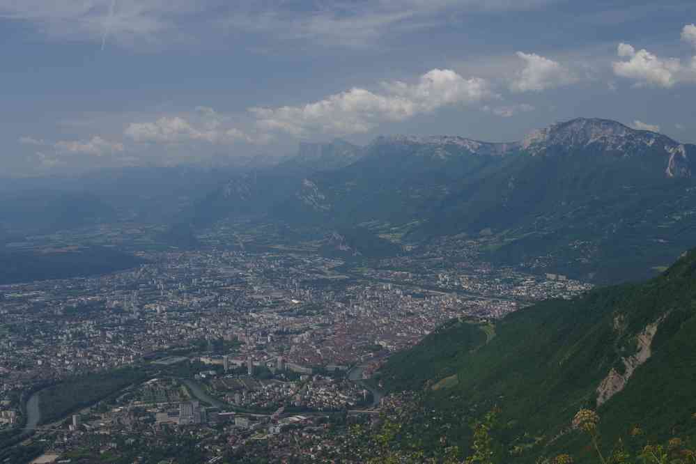La ville de Grenoble vue depuis la crête du Saint-Eymard. Le dimanche 1ᵉʳ juin 2025