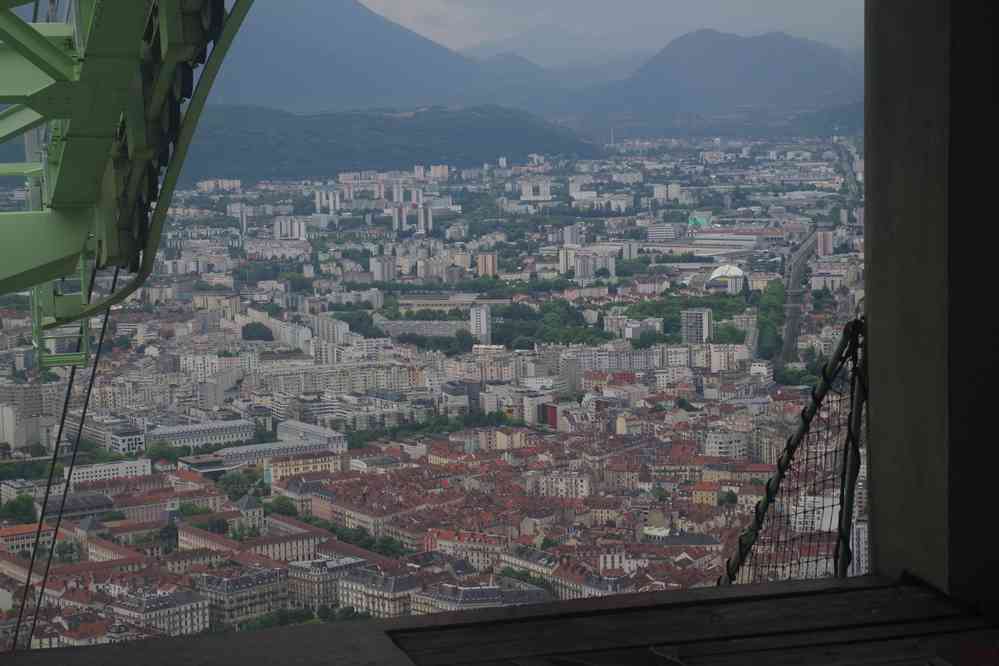 Le télécabine de Grenoble.... qui tomba en panne le jour de son inauguration, le 18 septembre 1976. Les passagers (dont des enfants) durent être évacués par hélicoptère. Le dimanche 1ᵉʳ juin 2025