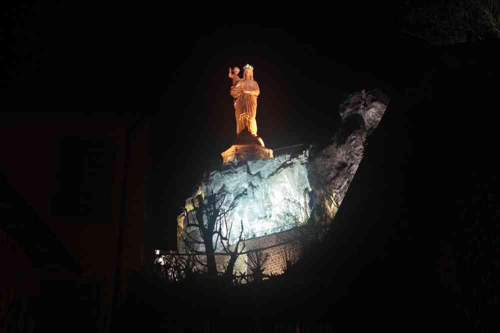 Statue de Notre-Dame-de-France. Le jeudi 24 mars 2016