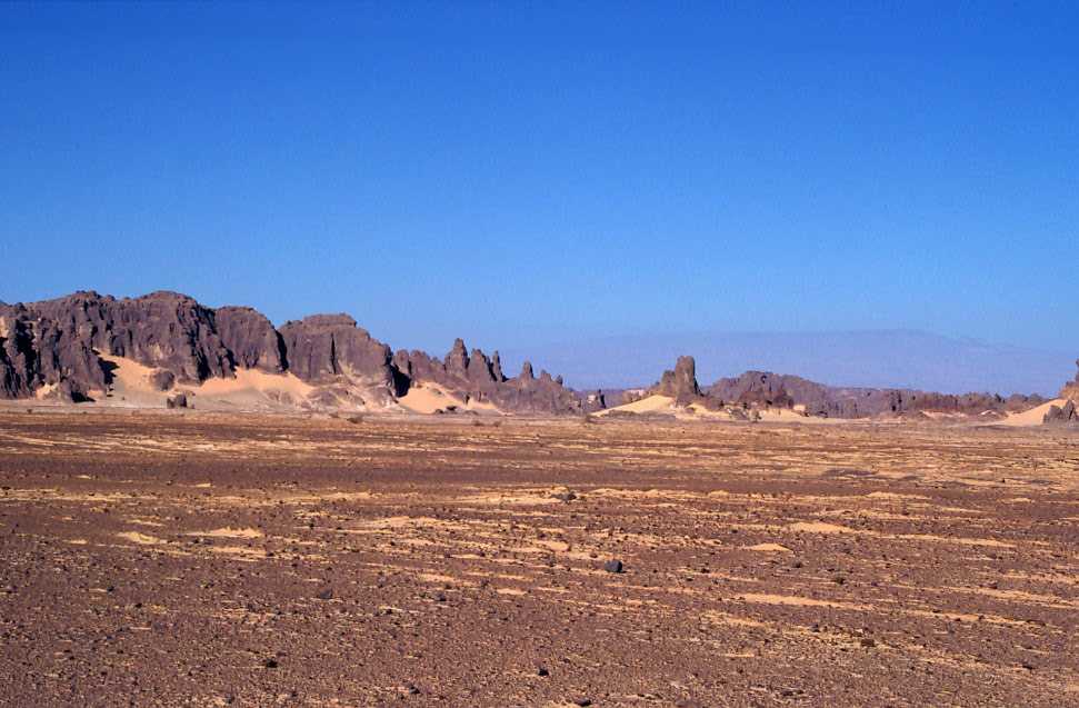 Entrée dans la zone de tassilis, avec au fond l’Émi Koussi (3415 m) (13 février 1998)