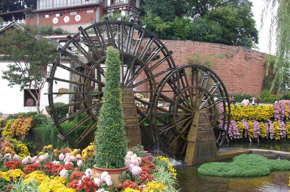 Norias sur la place centrale de Li-kiang (丽江市, 麗江市 Lijiang), le 10 octobre 2010